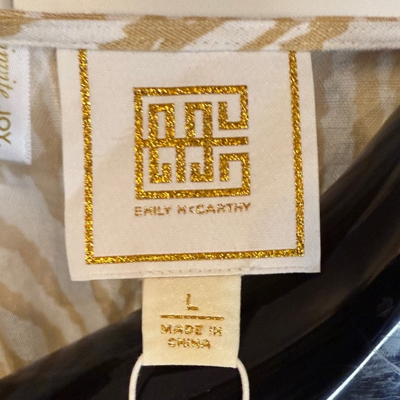 Elegant Beige and White Wrap Dress - Picture 5 of 6